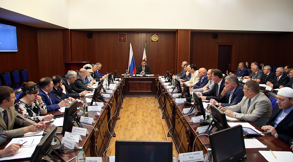 Глава Ингушетии рабочую неделю начал утренним совещанием с кабинетом министров