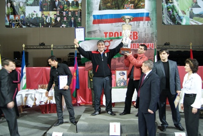 Магомед Дарсигов наградил участников турнира по комплексному единоборству силовых структур