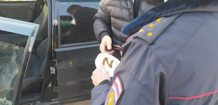 Автомобилисты Ингушетии с подачи правоохранителей размещают на машинах наклейки Z