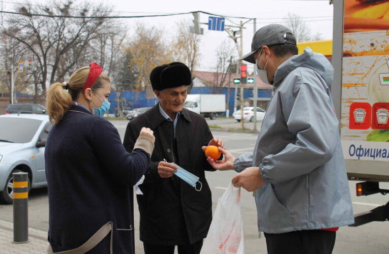 Активисты ОНФ Ингушетии раздали жителям Назрани цитрусовые