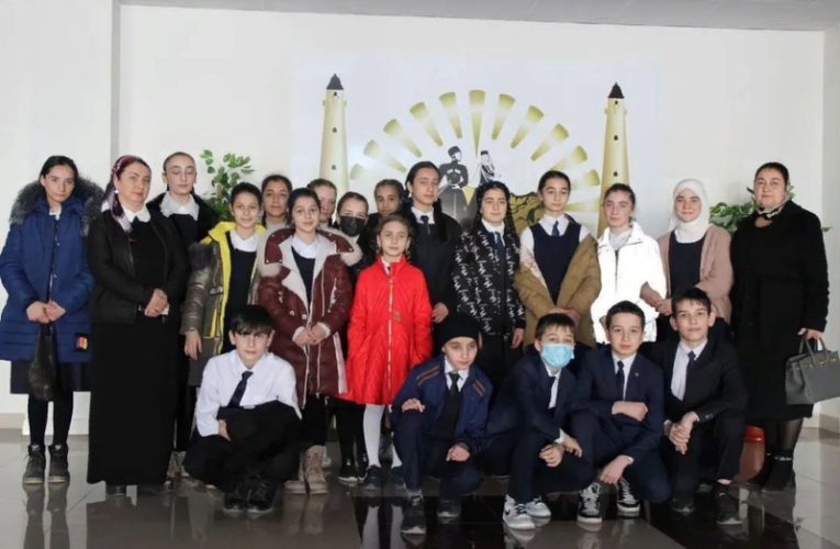 Артисты ансамбля народного танца «Ингушетия» провели мастер-класс в рамках программы «Культура для школьников»