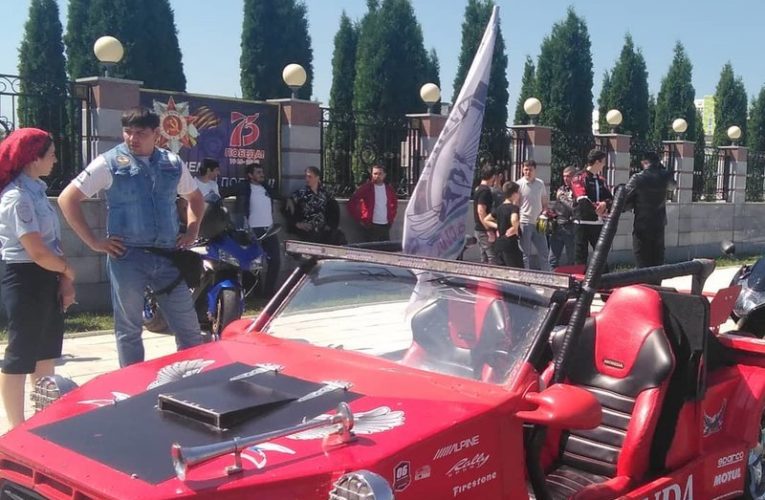 Байкеры и дорожные полицейские отметили мотопробегом по Ингушетии открытие мотоциклетного сезона