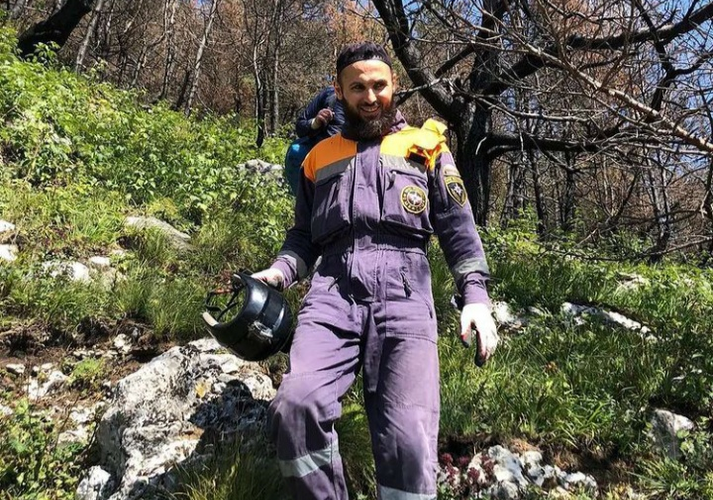 Бейсджампер получил незначительные травмы при совершении прыжка с горы в Ингушетии