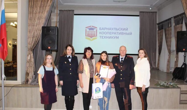 В Барнауле наградили  ингушскую студентку Яну Татиеву за спасение мальчика
