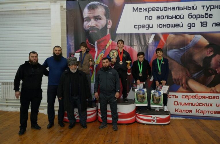 В Ингушетии более 100 борцов приняли участие в турнире в честь призера Олимпийских игр Картоева