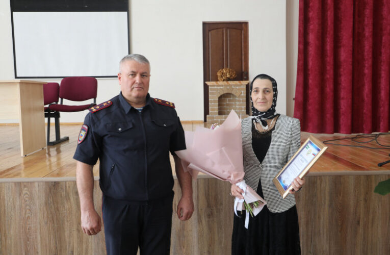 В Ингушетии директору сельской школы вручили благодарственное письмо главы МВД по региону