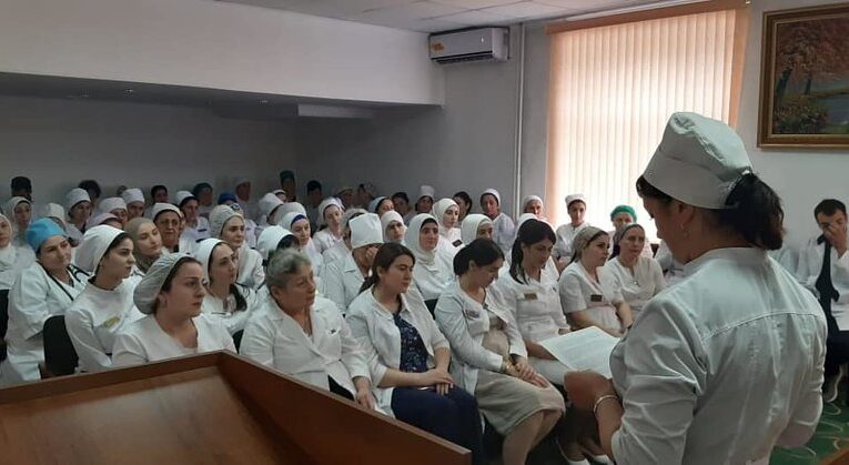 В Ингушетии около 200 медработникам вручили награды в честь профессионального праздника