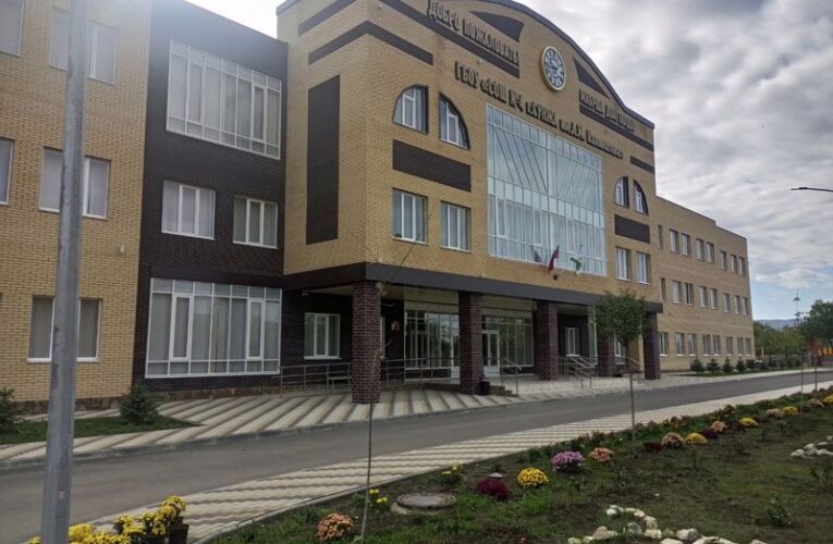 Ингушский РСЦ подарил шаровидные хризантемы четвёртой сунженской школе
