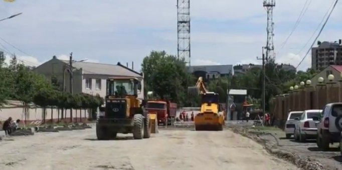 Мэр Назрани Урусхан Евлоев проинспектировал ход ремонтных работ на улице Чеченская