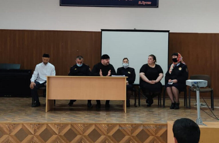 Полицейские Ингушетии с духовными лицами и общественниками проводят встречи с молодежью