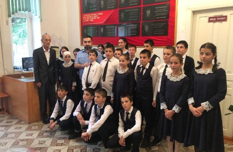 Представитель прокуратуры Ингушетии посетил школу, где учился погибший коллега