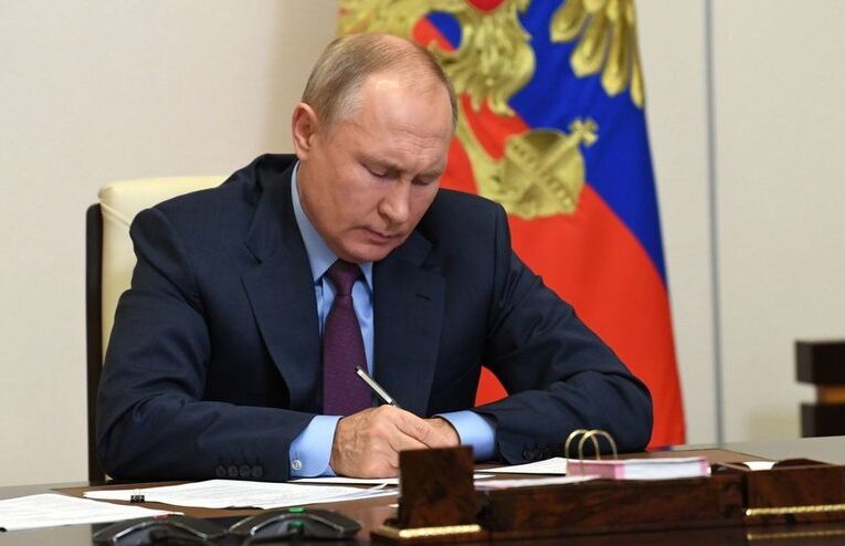 Президент России подписал пакет поправок к Уголовному кодексу о военной службе