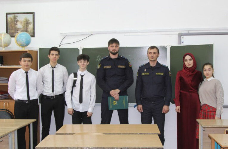Судебные приставы Ингушетии рассказали школьникам об их правах и обязанностях
