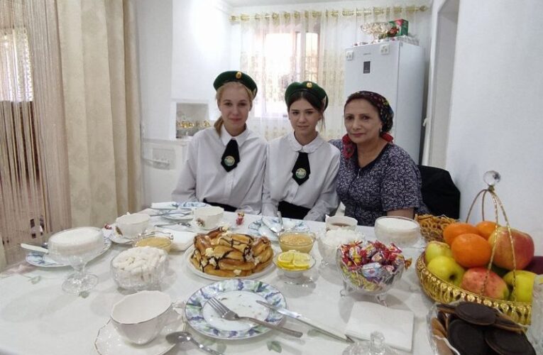 Юные друзья пограничников Ингушетии посетили семьи стражей границы, погибших при исполнении служебного долга